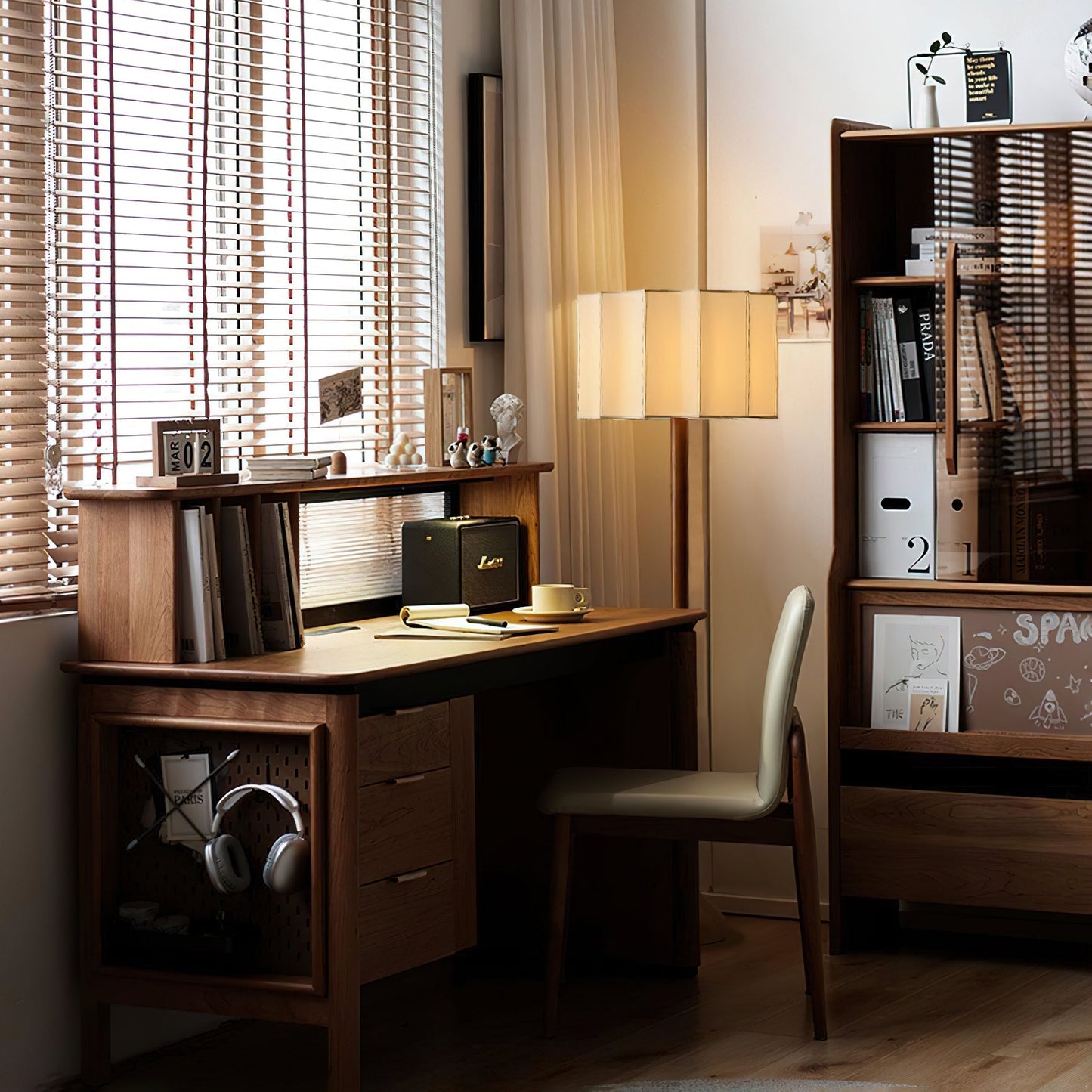 Détail du pied en bois robuste de la lampe