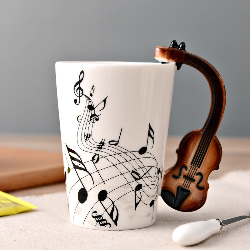Tasse avec une boisson, posée sur un napperon coloré
