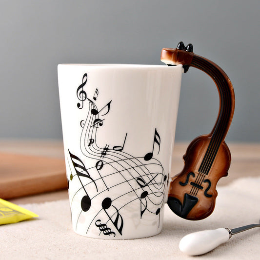 Tasse avec une boisson, posée sur un napperon coloré