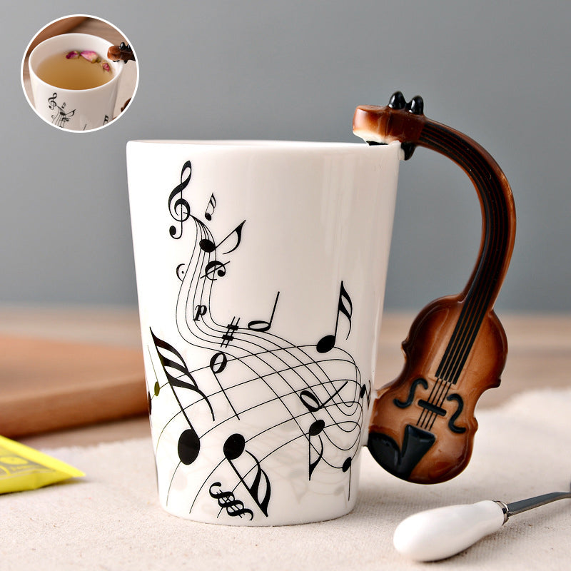 Tasse en céramique avec motifs d'instruments de musique