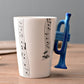 Tasse en céramique, vue de profil sur fond neutre