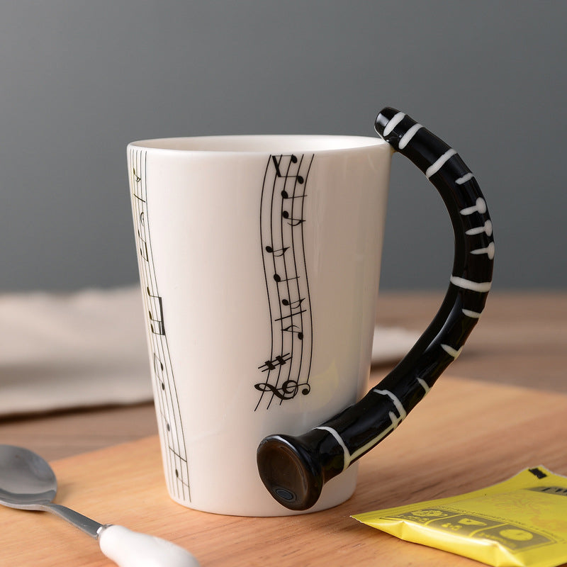 Poignée de la tasse, montrant son design ergonomique