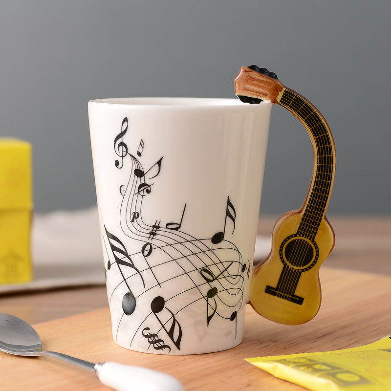 Tasse sur une étagère, entourée d'autres objets décoratifs