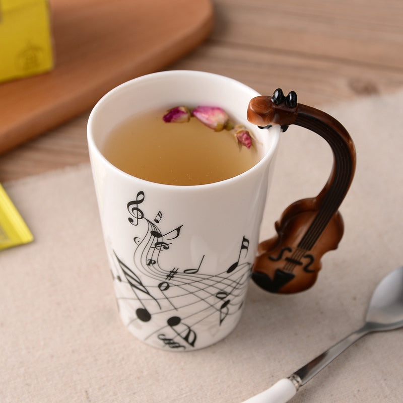 Illustrations musicales détaillées sur la surface de la tasse