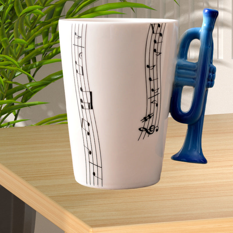 Tasse posée sur une table en bois, vue de côté