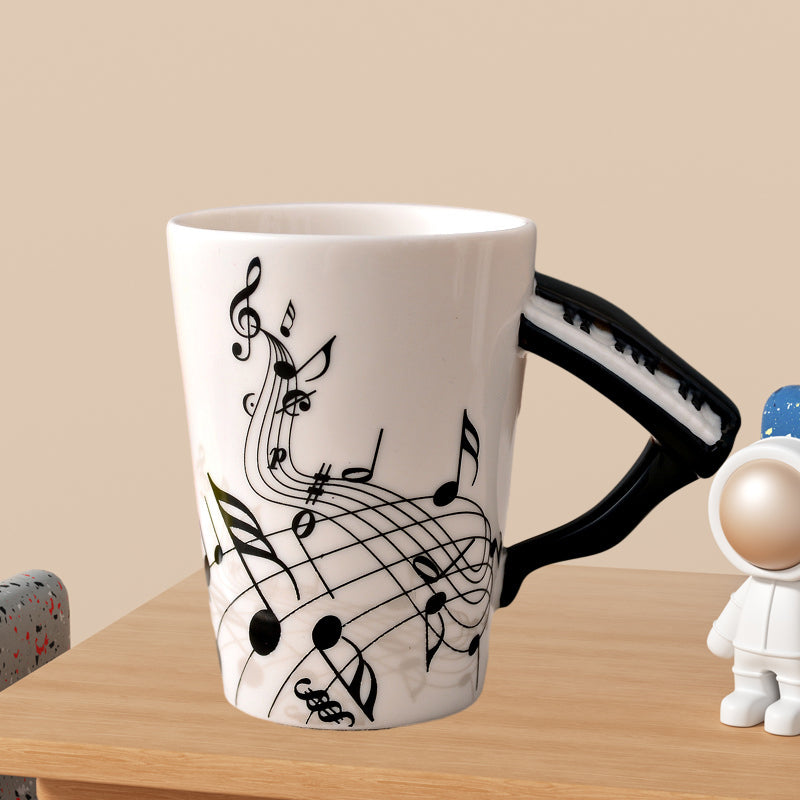 Tasse avec une boisson froide, condensation visible
