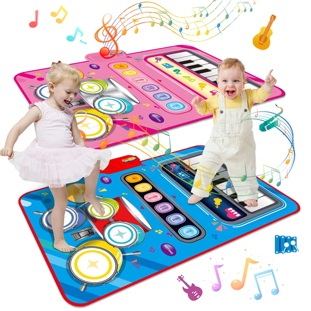 Enfant explorant les sons sur un tapis de musique