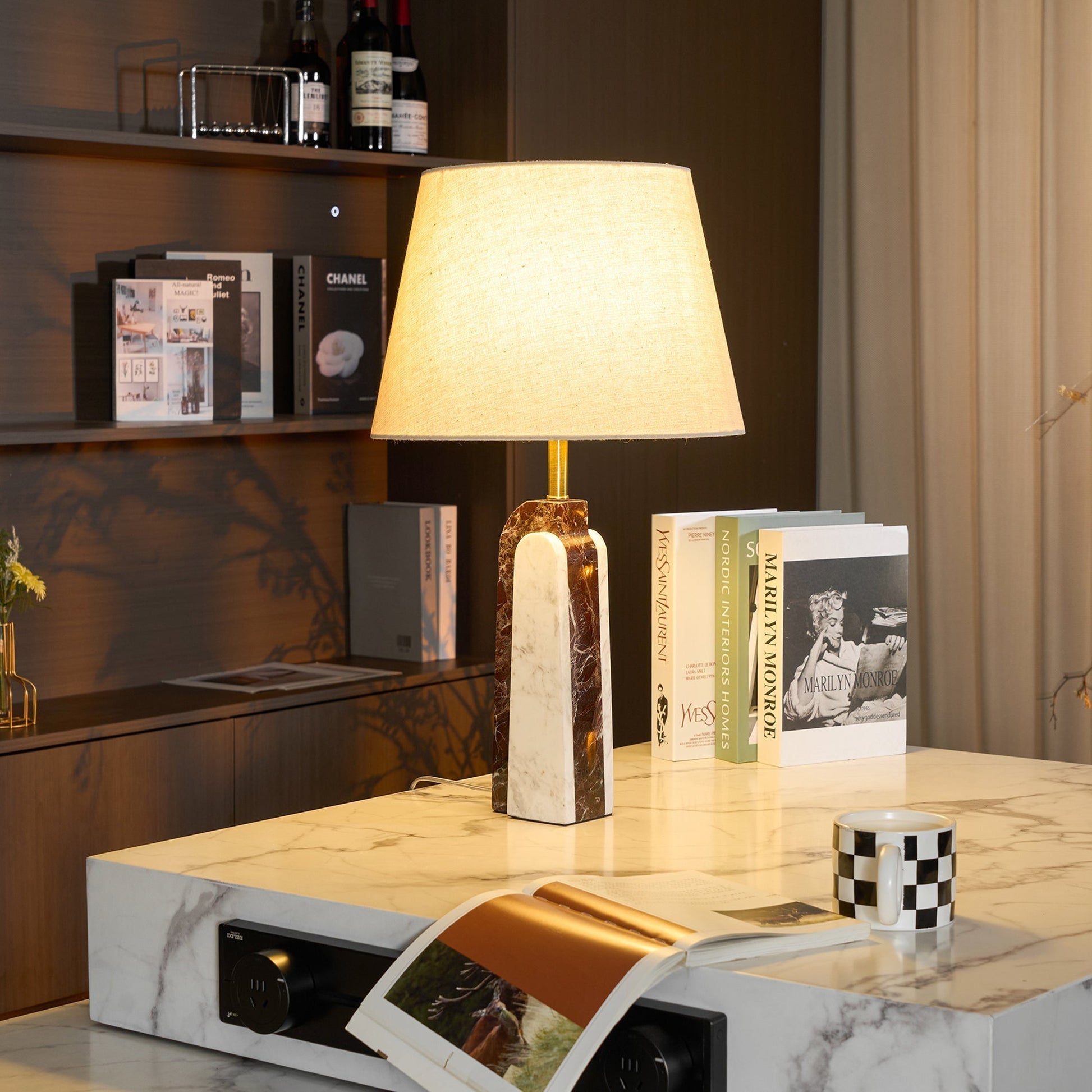 Lampe de table avec abat-jour beige dans une chambre élégante