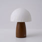 Lampe champignon avec base en bois noyer sur table