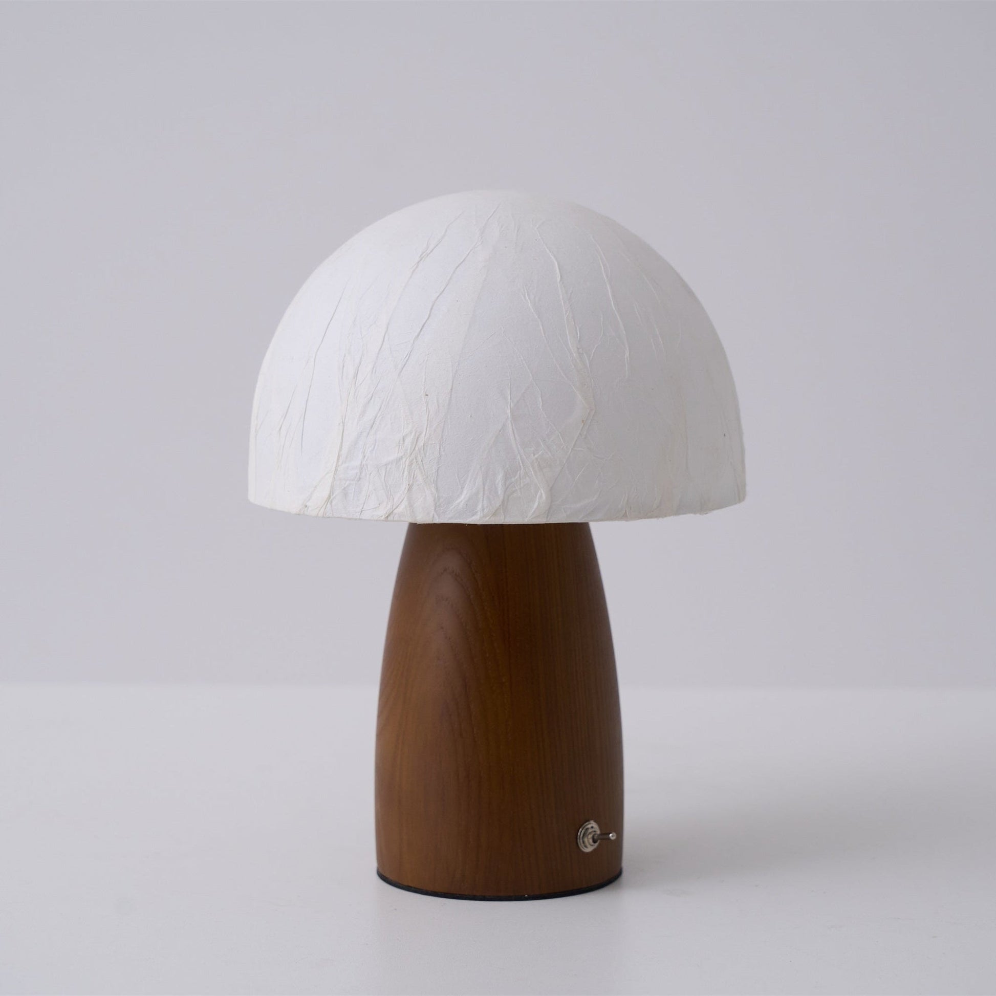 Lampe champignon avec base en bois noyer sur table