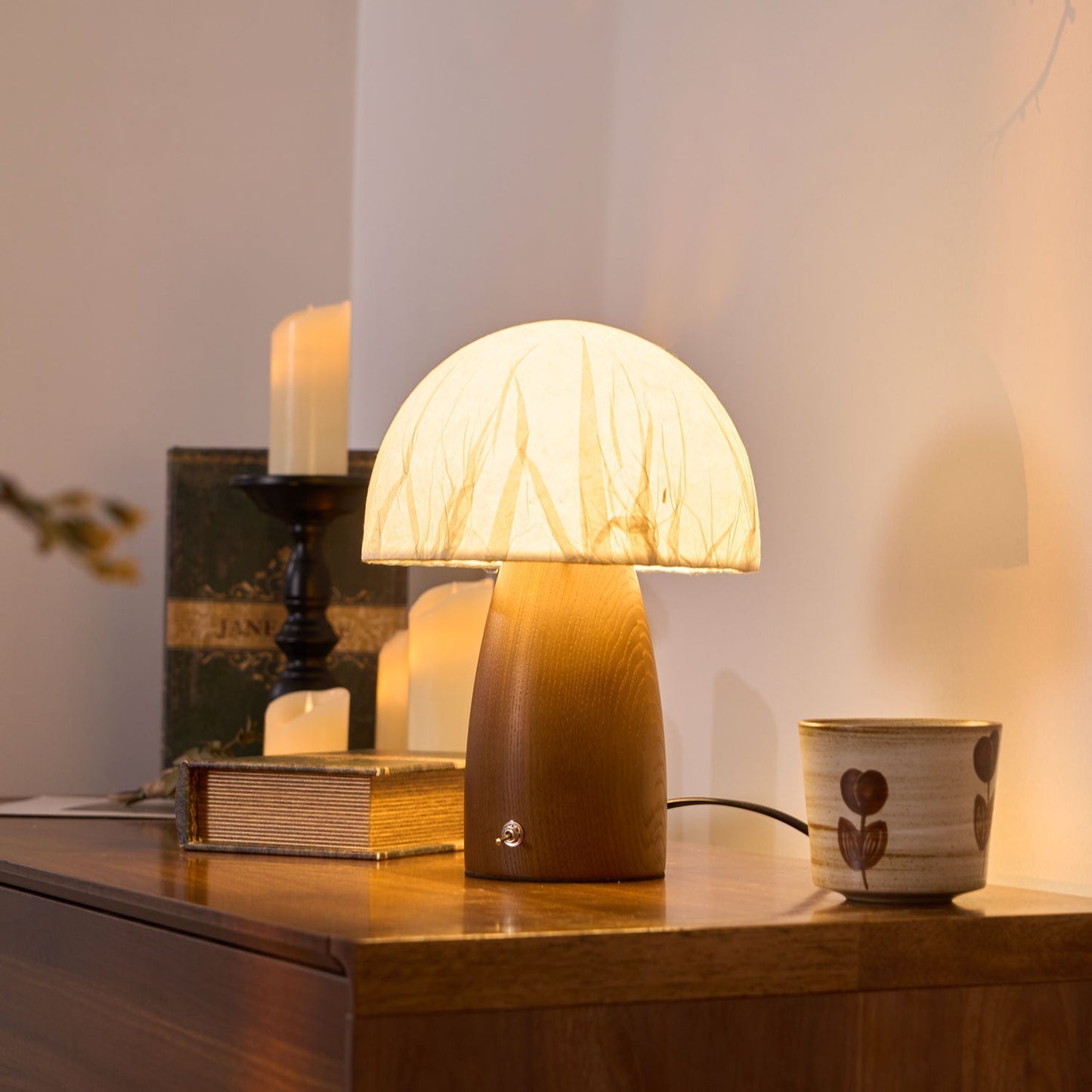 Lampe allumée montrant lumière douce et chaleureuse