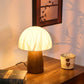 Lampe champignon sur une commode dans un salon