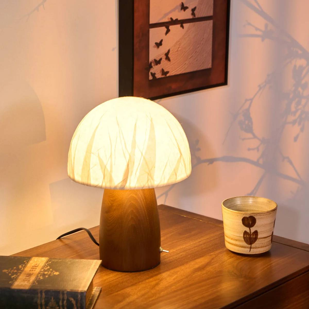 Lampe champignon sur une commode dans un salon