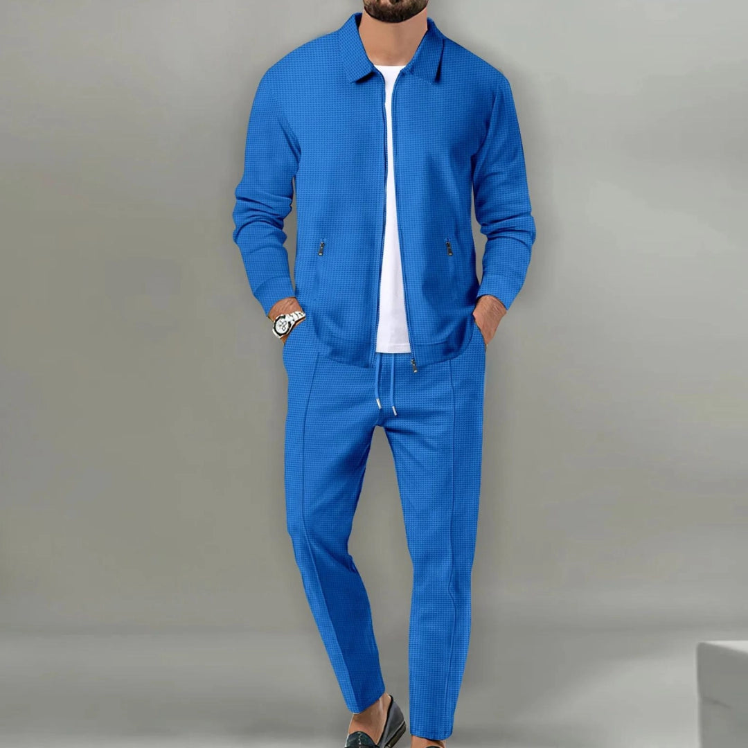 Homme assis, portant des joggers ajustés