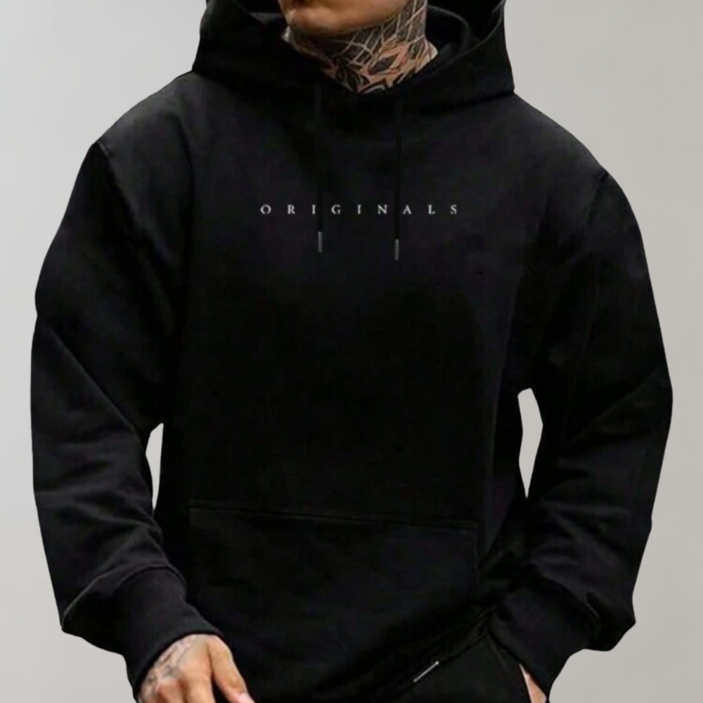 Détail du logo brodé sur le sweat à capuche moderne