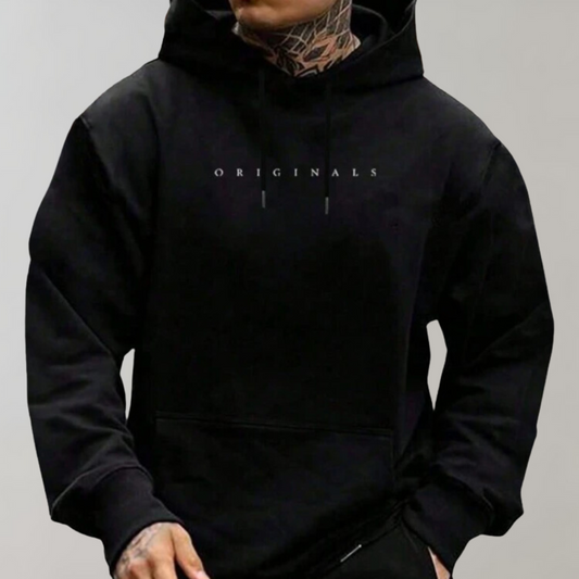 Détail du logo brodé sur le sweat à capuche moderne