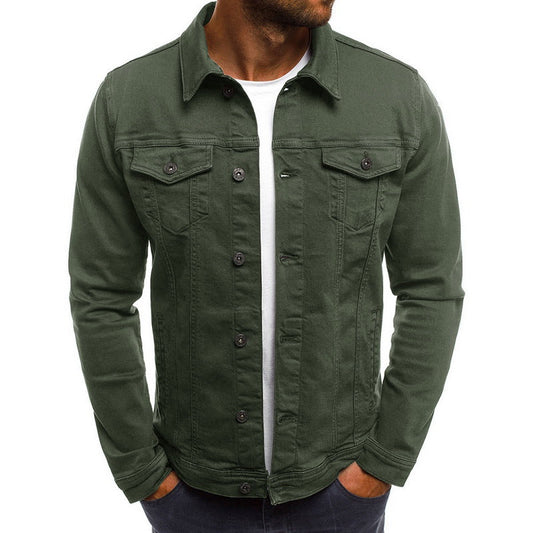 Veste en jean accrochée, montrant la texture du tissu