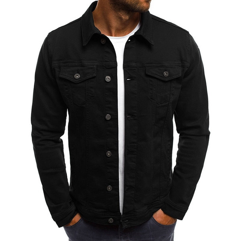 Veste en jean portée avec un t-shirt blanc, style décontracté