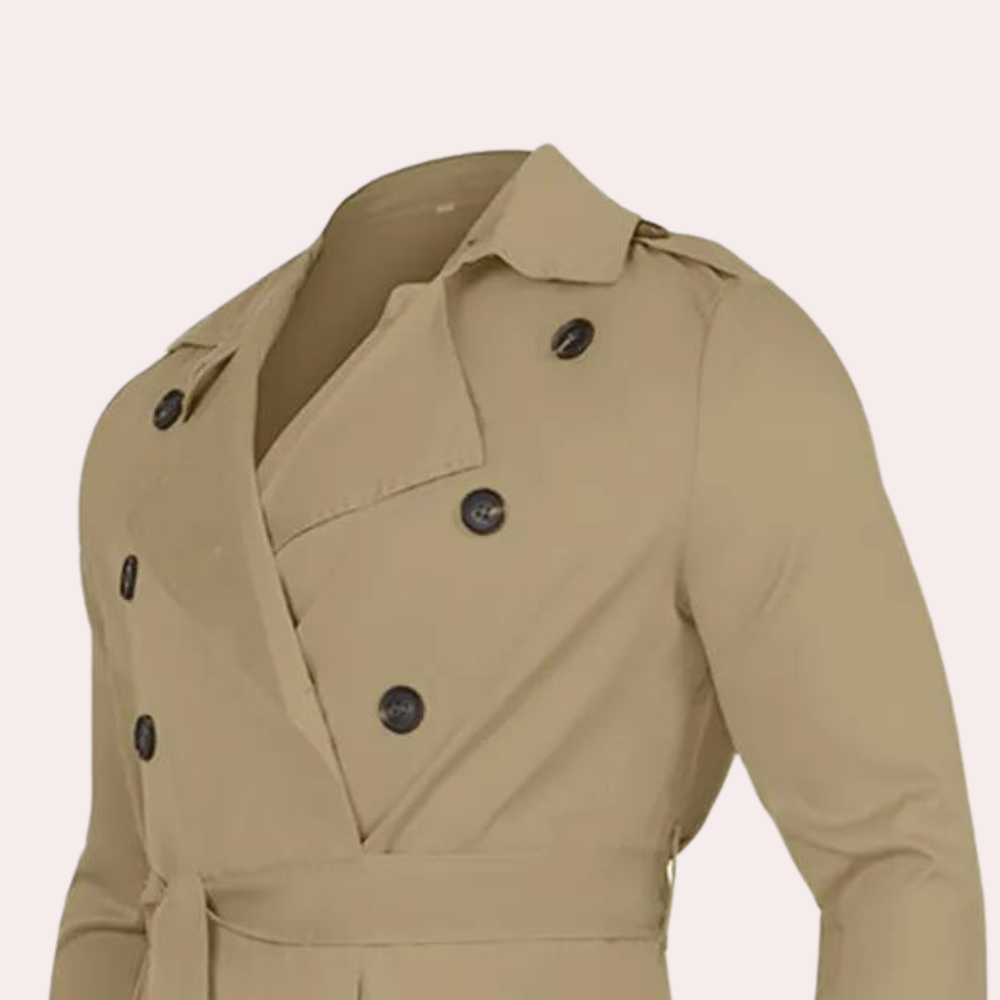 Détail de la ceinture ajustable sur le trench classique pour homme