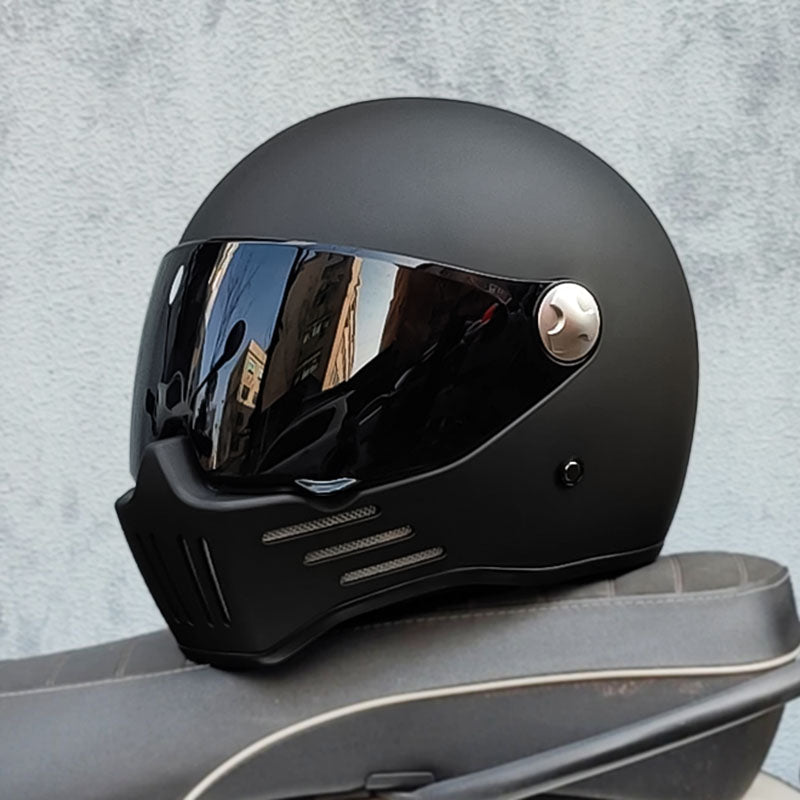 Casque intégral noir avec visière sombre, vue de face