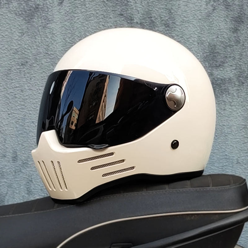 Casque intégral avec système de boucle Double D en gros plan