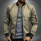 Vue de profil d'une veste coupe-vent avec poche zippée