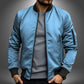 Veste bomber portée avec tenue décontractée, vue latérale