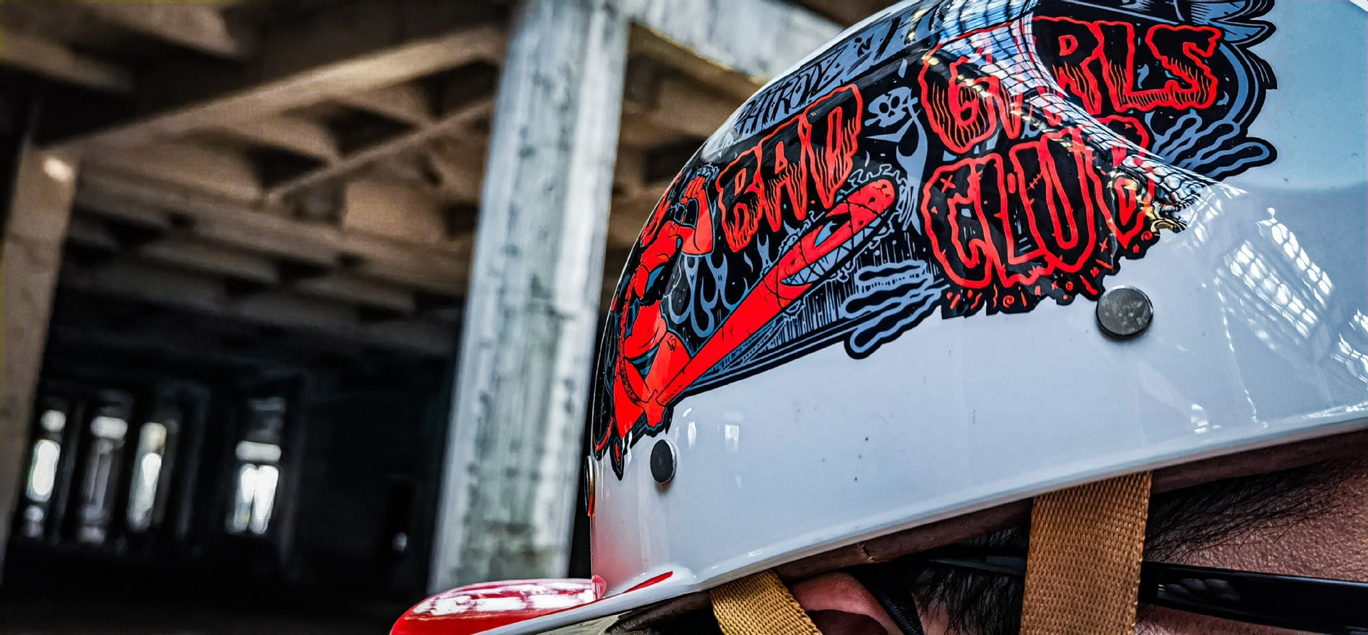 Casque de moto noir avec coque en ABS vue de côté