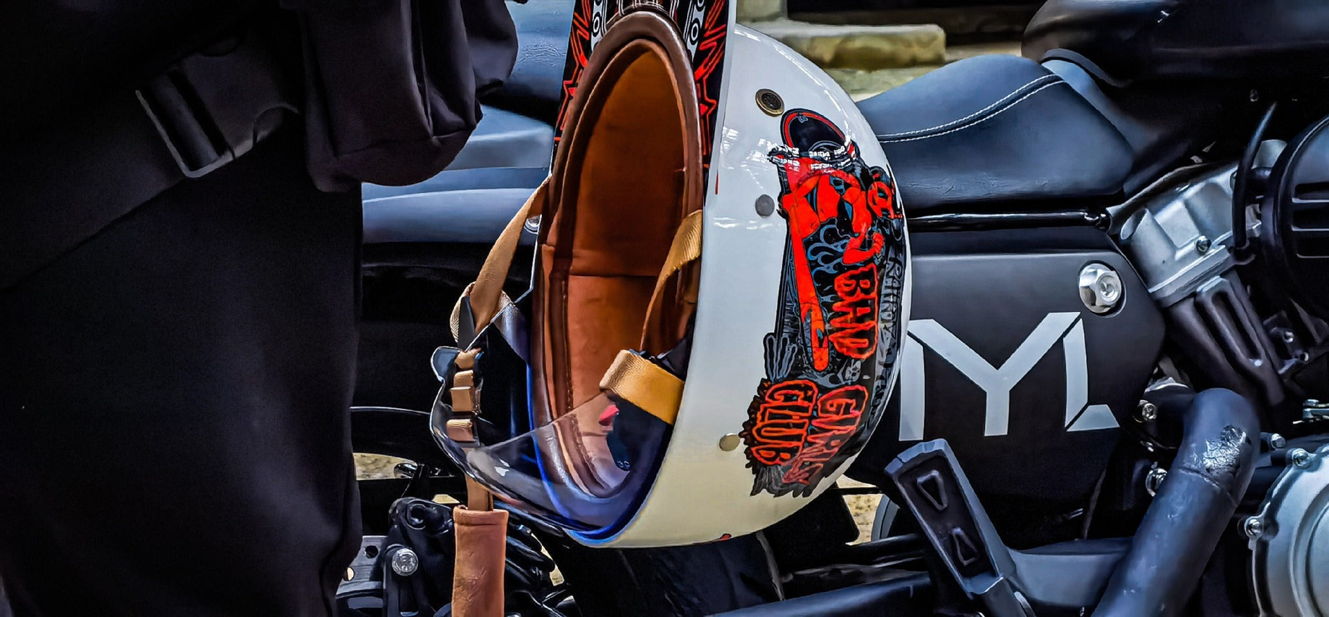 Vue arrière du casque de moto, design aérodynamique