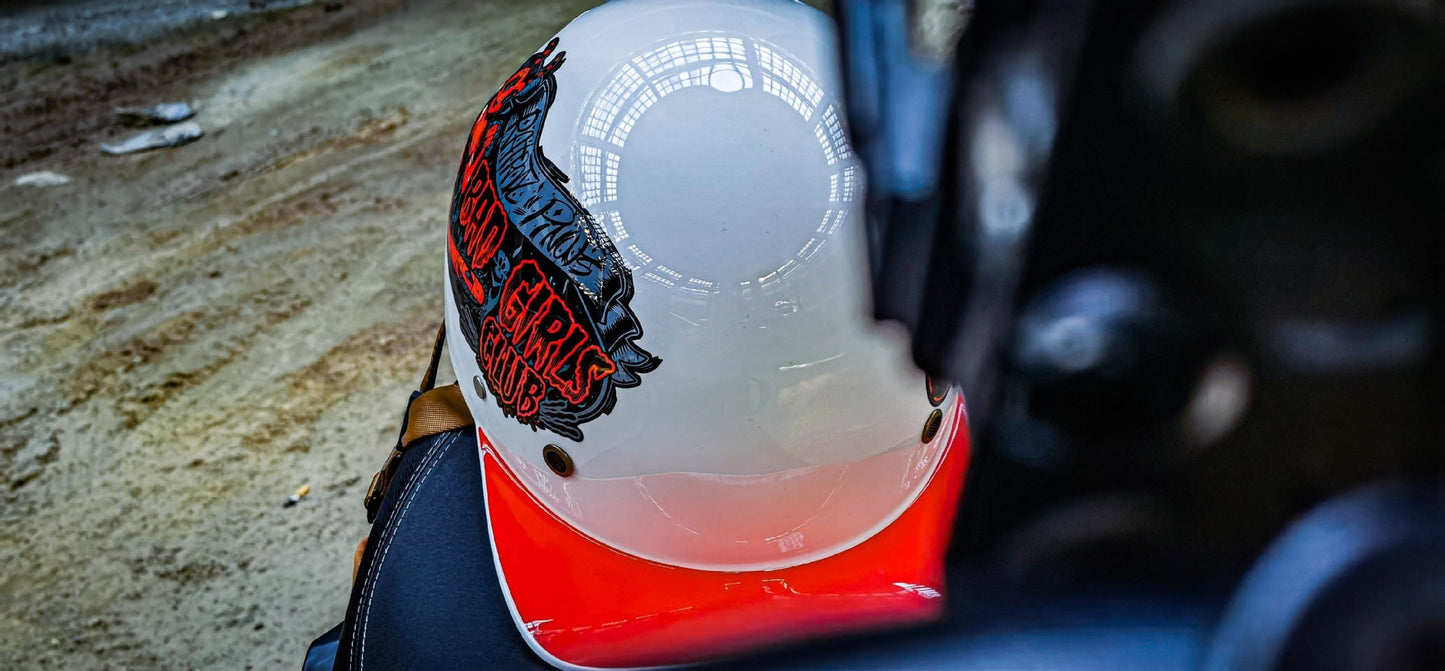 Casque de moto avec doublure intérieure en mousse visible