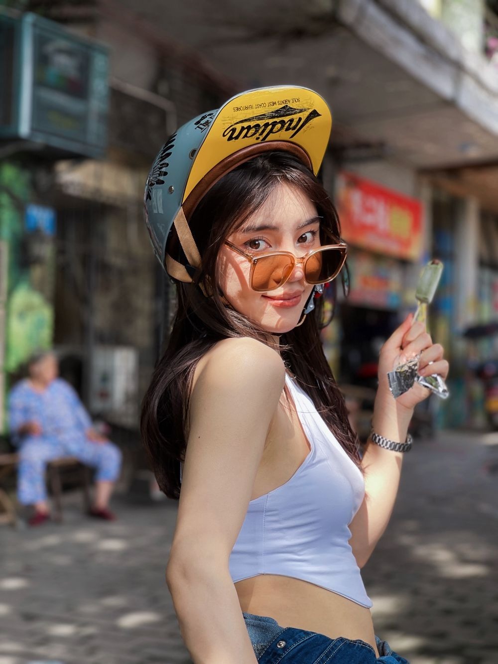 Gros plan sur la coque en ABS du casque de moto