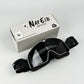 Lunettes de moto sur fond blanc, mettant en avant le design vintage