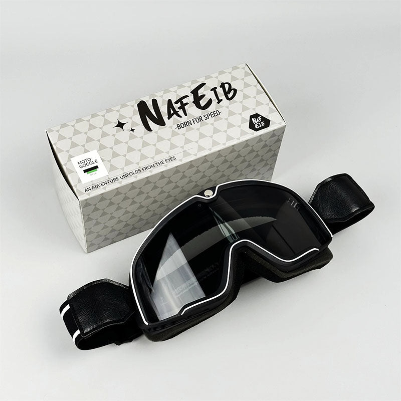 Lunettes de moto sur fond blanc, mettant en avant le design vintage