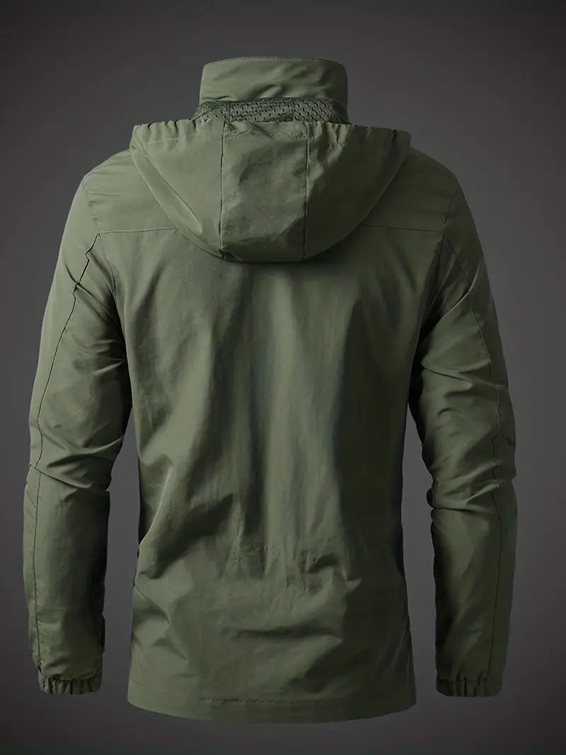 Homme portant une veste imperméable avec capuche ajustée