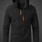 Veste imperméable montrée en extérieur sous la pluie