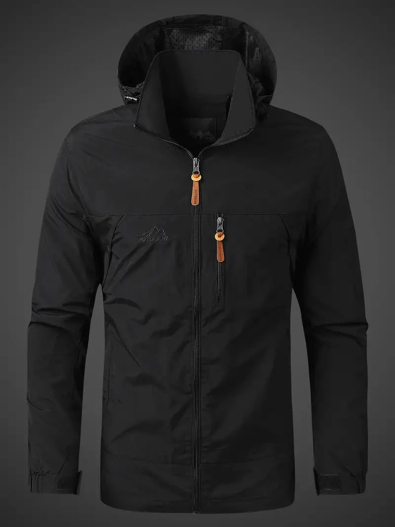 Veste imperméable montrée en extérieur sous la pluie