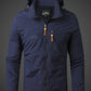 Homme en mouvement portant la veste imperméable
