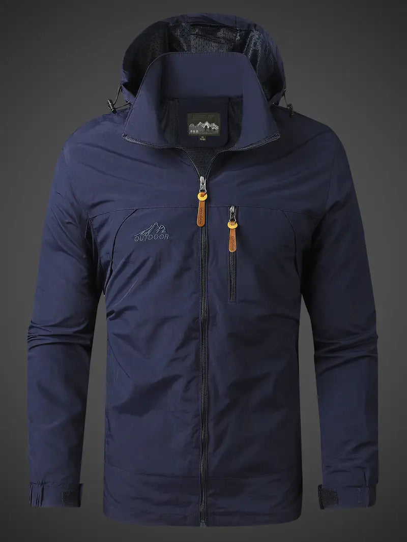 Homme en mouvement portant la veste imperméable