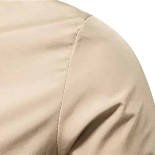Vue de profil d'une veste bomber légère pour homme