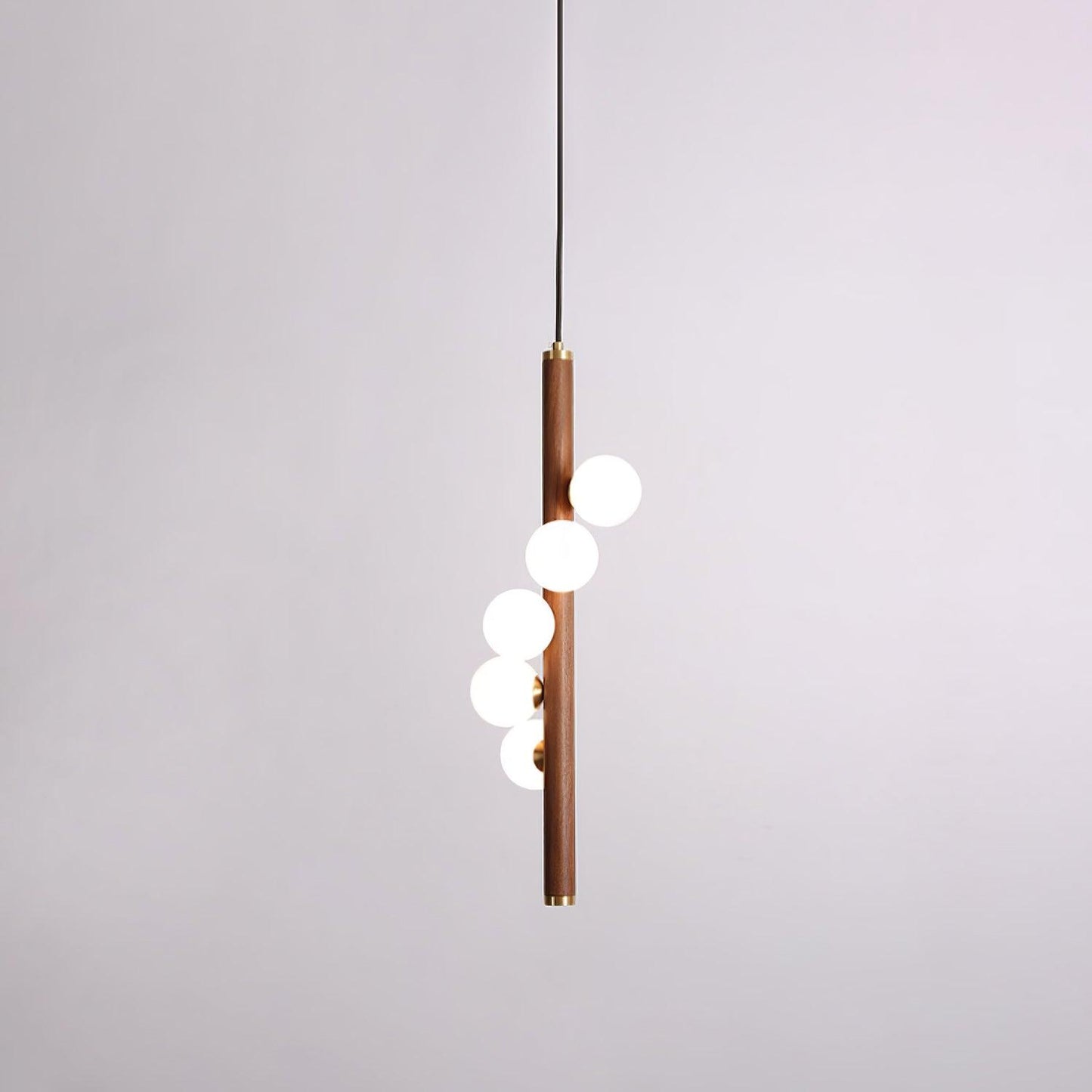 Vue d'ensemble de la lampe dans un salon spacieux