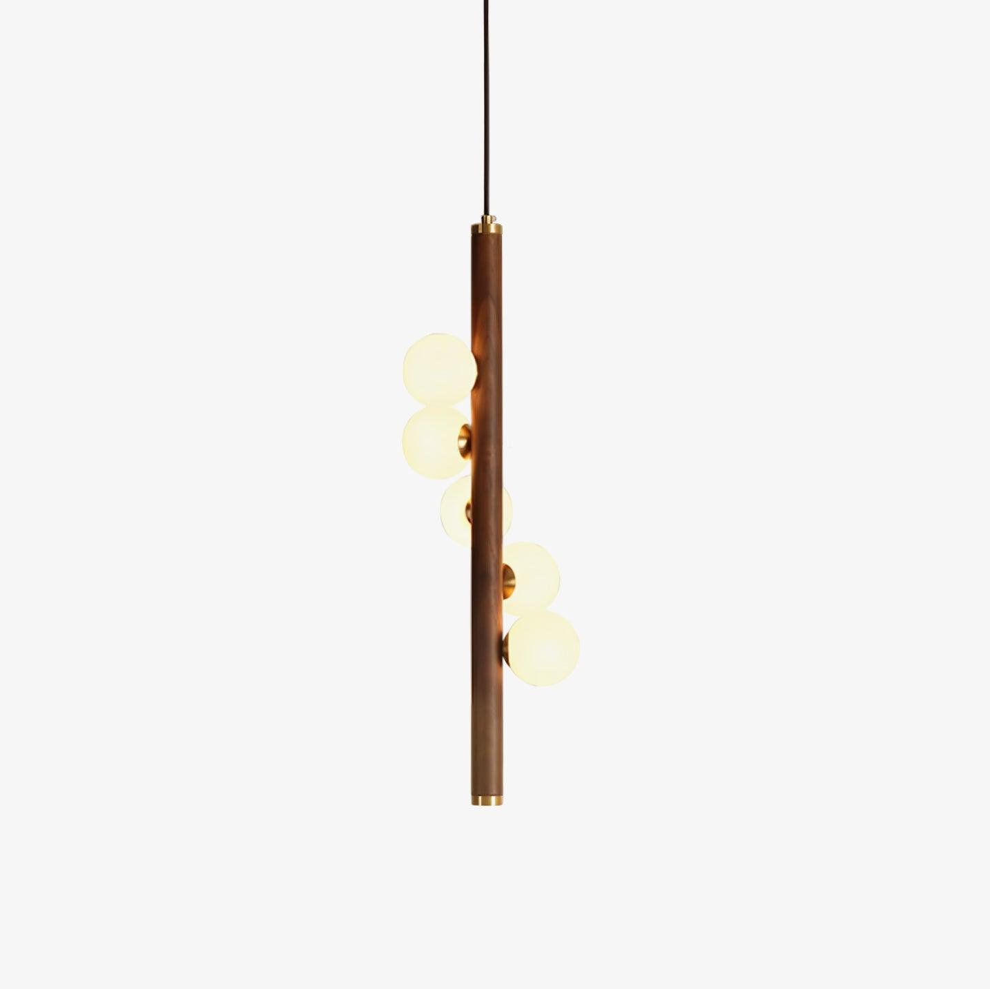 Détail des orbes en verre et de la base en bois