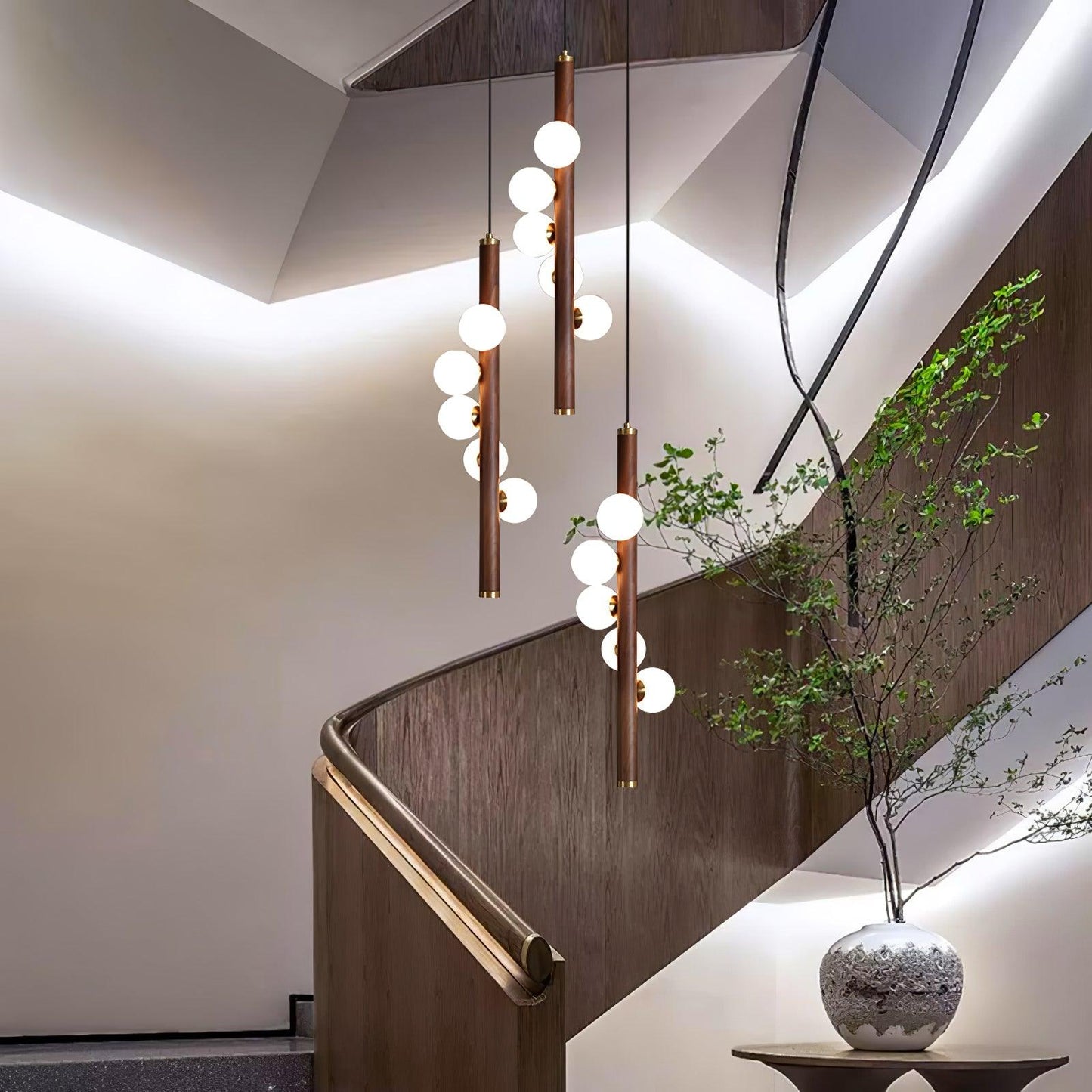 Lampe suspendue éclairée, créant une ambiance chaleureuse