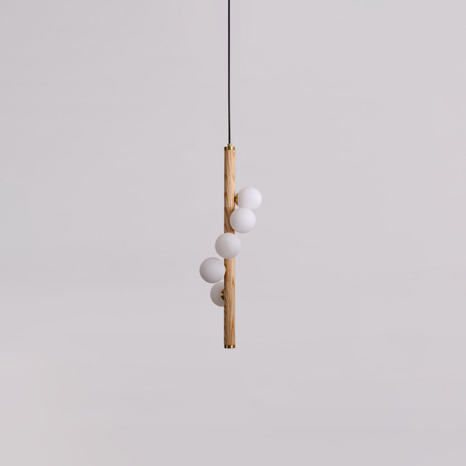 Lampe suspendue installée au-dessus d'une table