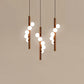 Lampe suspendue dans un intérieur moderne et épuré