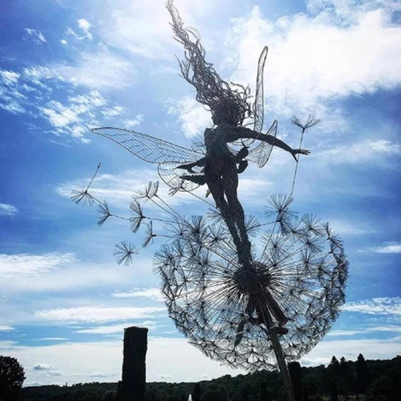 Détails fins d'une sculpture de fée en métal noir