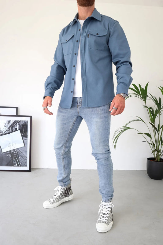 Veste homme superposée sur une chemise pour plus de chaleur