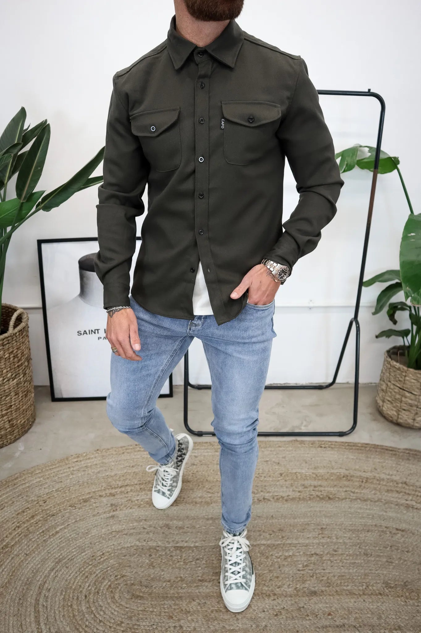 Gros plan sur les poches pratiques de la veste