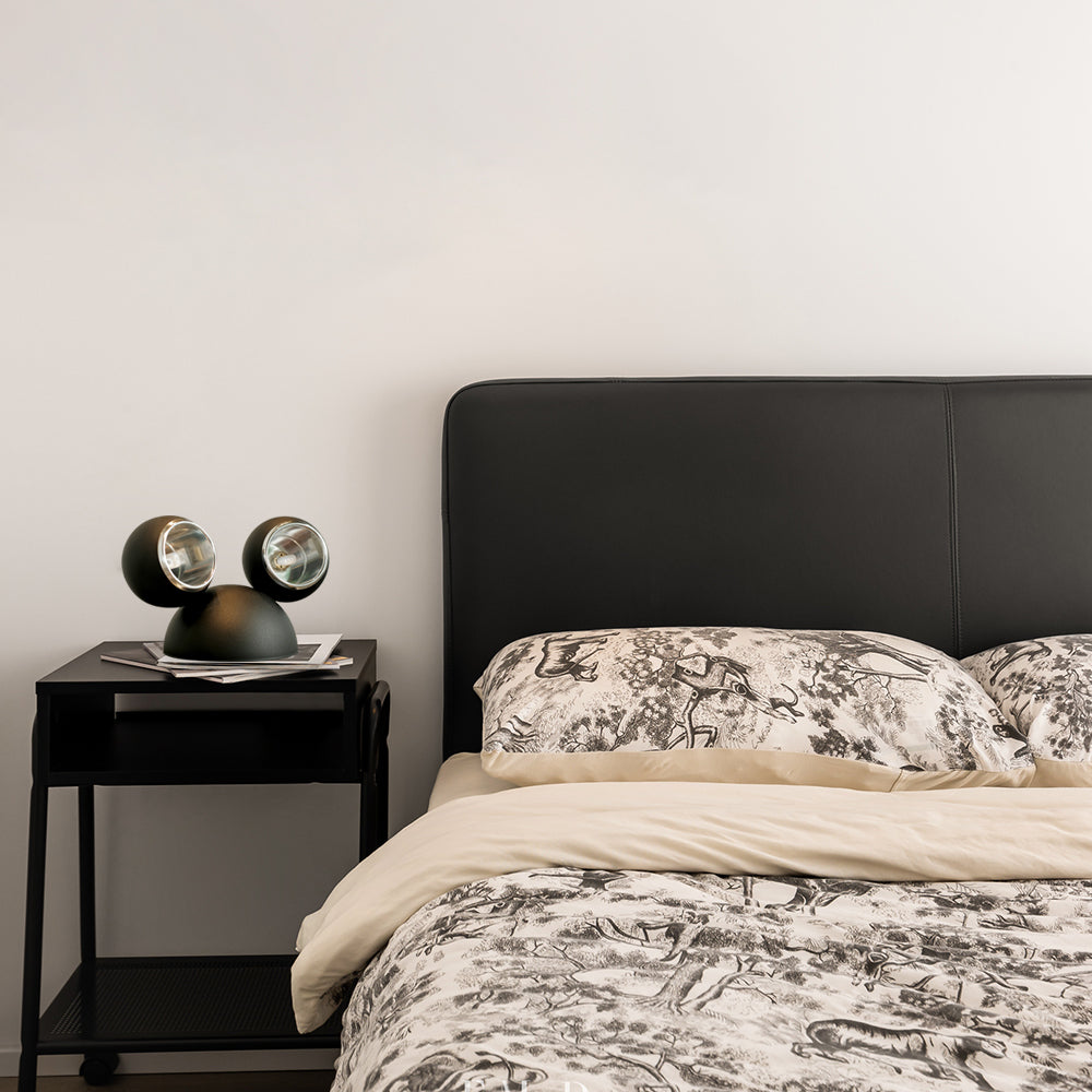 Lampe Mickey allumée, ambiance chaleureuse dans la pièce