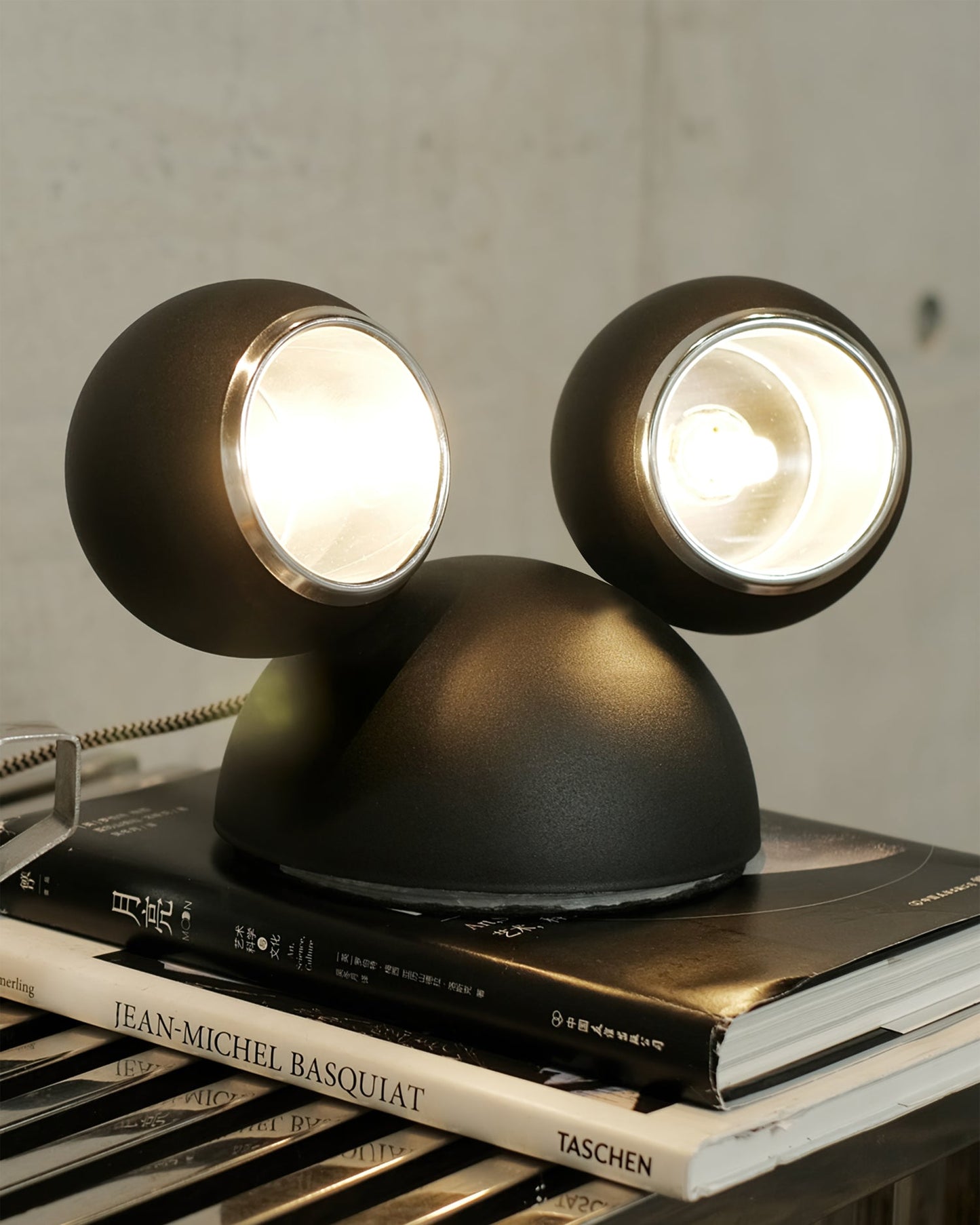 Lampe de table avec finition en fer, design ludique