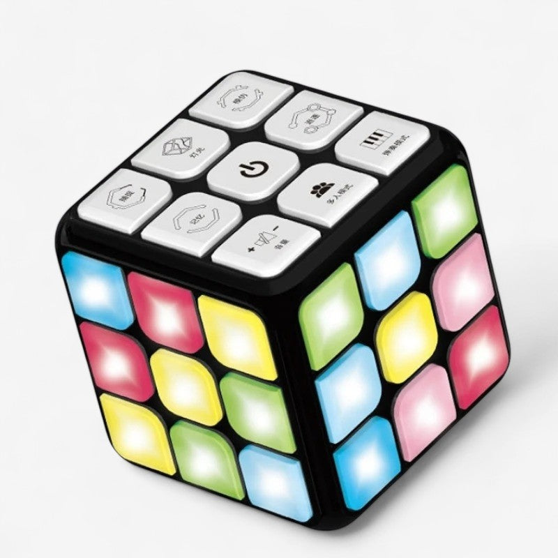 Cube de casse-tête moderne posé sur une surface blanche